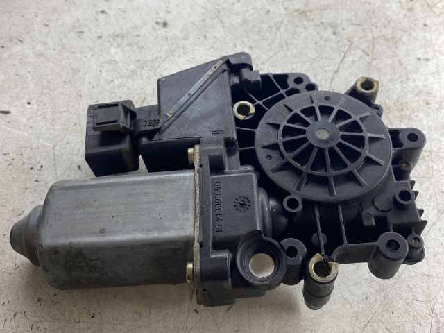 bontott AUDI A4 B5 Jobb első Ablakemelő Motor
