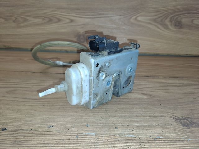 bontott AUDI A4 B5 Jobb első Ajtózár