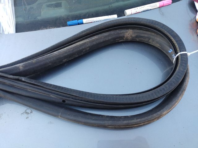 bontott AUDI A4 B5 Jobb első Gumikéder