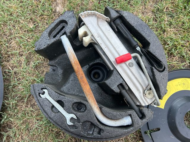 bontott AUDI A4 B5 Pótkerék Szerszámtartó