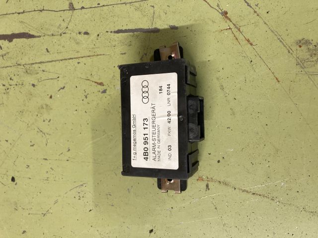 bontott AUDI A4 B5 Riasztó Központ