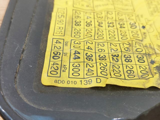 bontott AUDI A4 B5 Tankajtó