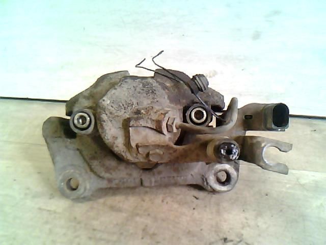 bontott AUDI A4 B6 Bal első Féknyereg Munkahengerrel