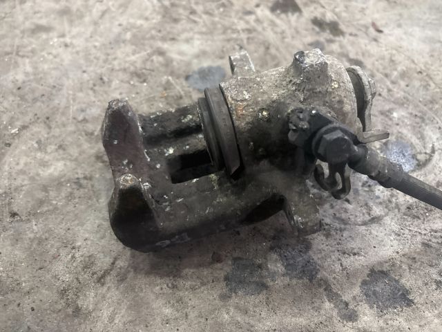 bontott AUDI A4 B6 Bal hátsó Féknyereg Munkahengerrel