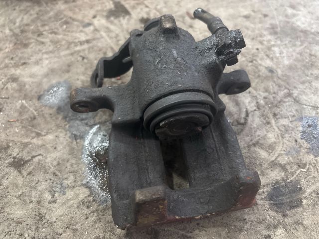 bontott AUDI A4 B6 Bal hátsó Féknyereg Munkahengerrel