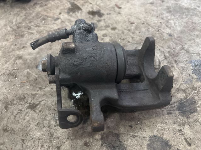 bontott AUDI A4 B6 Bal hátsó Féknyereg Munkahengerrel