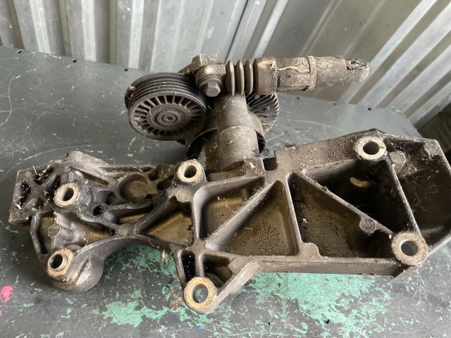 bontott AUDI A4 B6 Generátor Tartó Bak