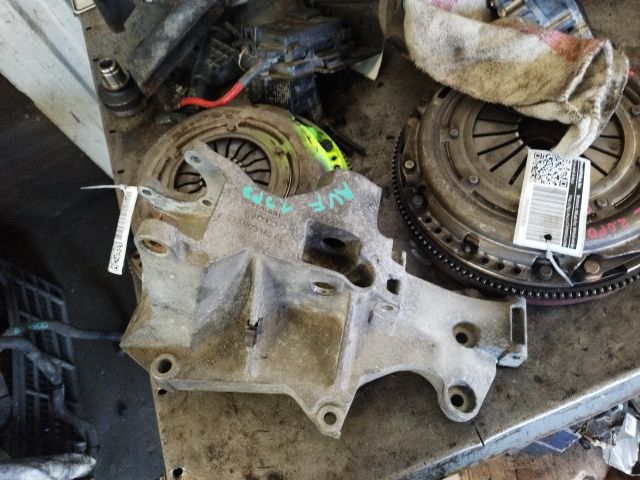 bontott AUDI A4 B6 Generátor Tartó Bak