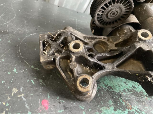 bontott AUDI A4 B6 Generátor Tartó Bak