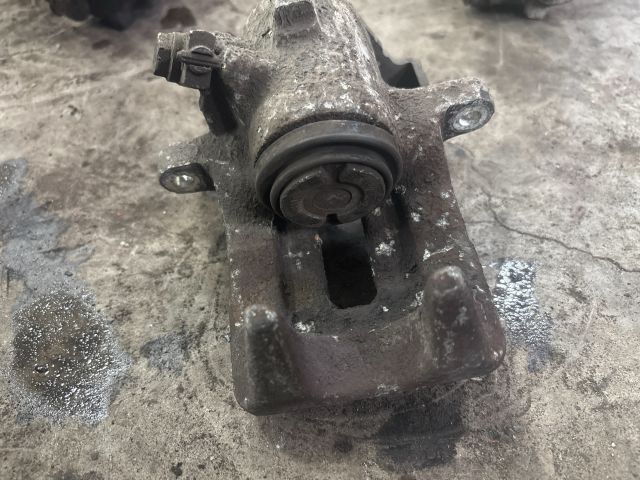 bontott AUDI A4 B6 Jobb hátsó Féknyereg Munkahengerrel