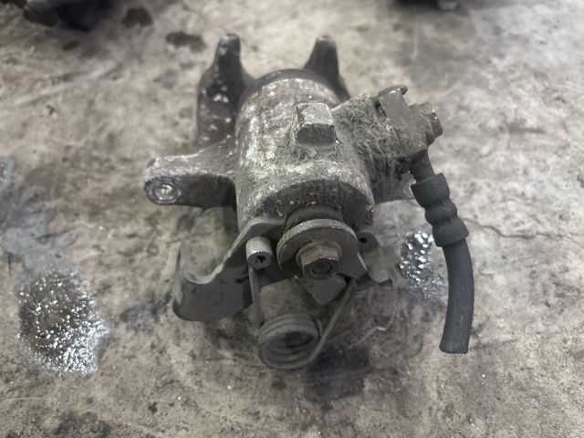 bontott AUDI A4 B6 Jobb hátsó Féknyereg Munkahengerrel