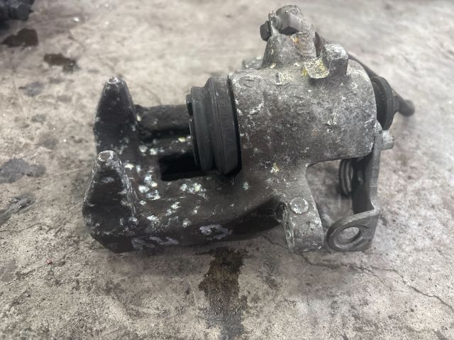 bontott AUDI A4 B6 Jobb hátsó Féknyereg Munkahengerrel