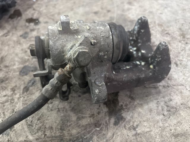 bontott AUDI A4 B6 Jobb hátsó Féknyereg Munkahengerrel