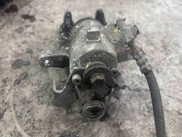 bontott AUDI A4 B6 Jobb hátsó Féknyereg Munkahengerrel