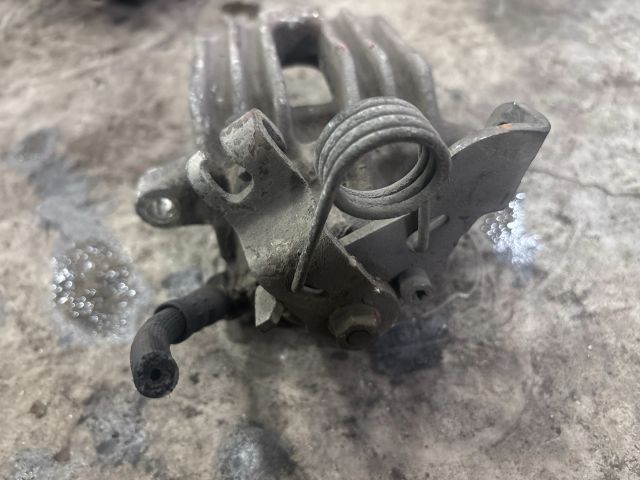 bontott AUDI A4 B6 Jobb hátsó Féknyereg Munkahengerrel