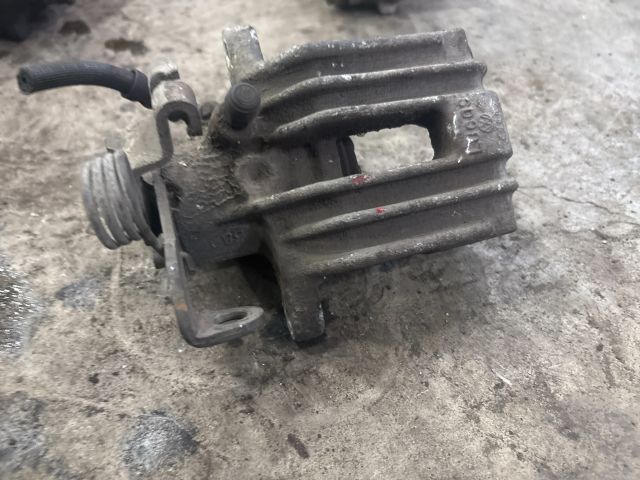 bontott AUDI A4 B6 Jobb hátsó Féknyereg Munkahengerrel