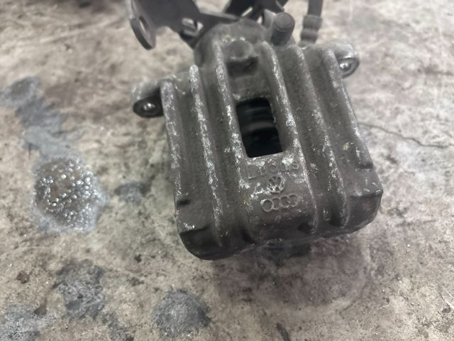 bontott AUDI A4 B6 Jobb hátsó Féknyereg Munkahengerrel