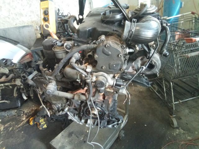 bontott AUDI A4 B6 Motor (Fűzött blokk hengerfejjel)