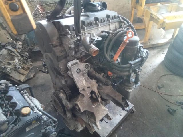 bontott AUDI A4 B6 Motor (Fűzött blokk hengerfejjel)