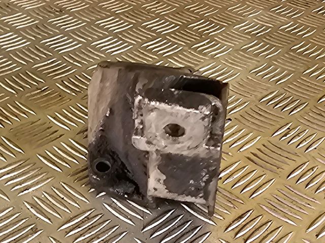 bontott AUDI A4 B6 Motor Tartó Bak Bal