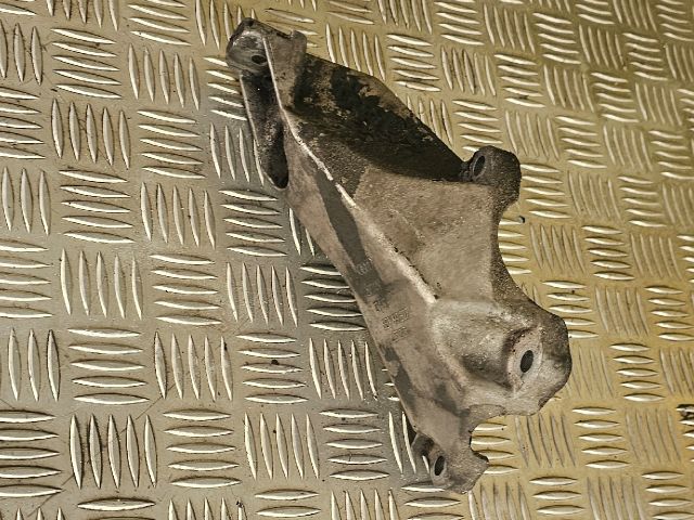 bontott AUDI A4 B6 Motor Tartó Bak Bal