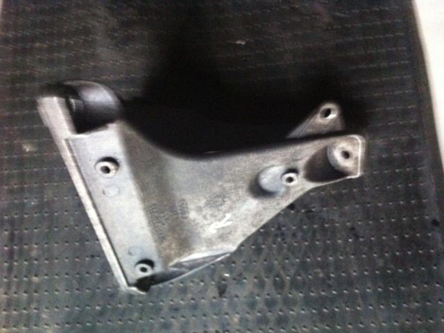 bontott AUDI A4 B6 Motor Tartó Bak Jobb