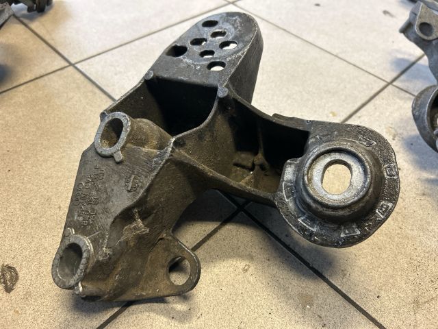 bontott AUDI A4 B6 Motor Tartó Bak (Pozíciófüggetlen)