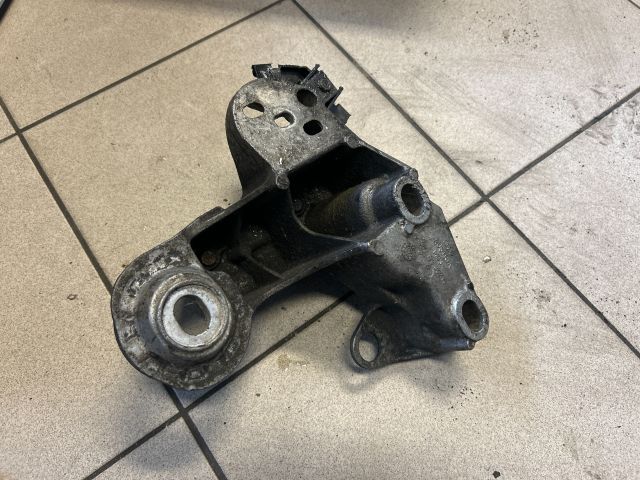 bontott AUDI A4 B6 Motor Tartó Bak (Pozíciófüggetlen)