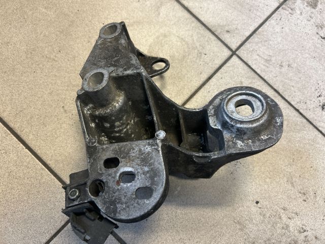 bontott AUDI A4 B6 Motor Tartó Bak (Pozíciófüggetlen)
