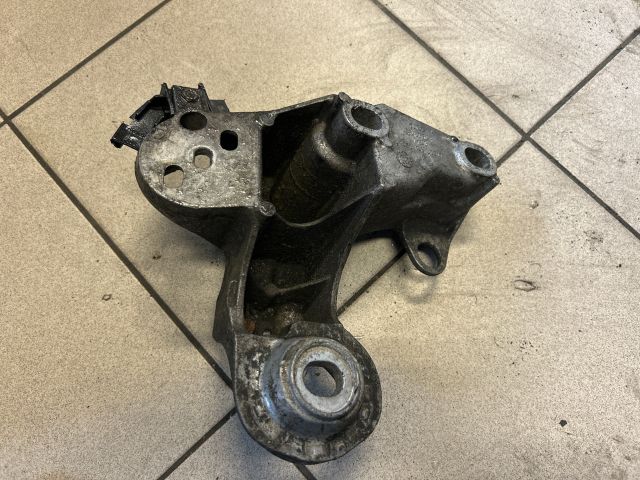 bontott AUDI A4 B6 Motor Tartó Bak (Pozíciófüggetlen)