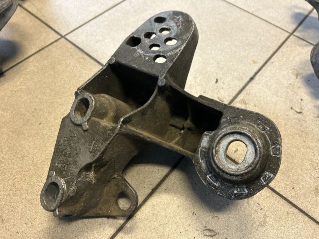 bontott AUDI A4 B6 Motor Tartó Bak (Pozíciófüggetlen)