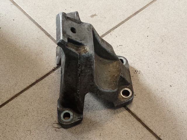 bontott AUDI A4 B6 Motor Tartó Bak (Pozíciófüggetlen)