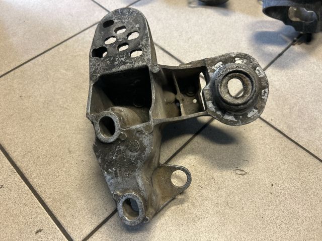 bontott AUDI A4 B6 Motor Tartó Bak (Pozíciófüggetlen)