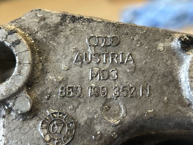 bontott AUDI A4 B6 Motor Tartó Bak (Pozíciófüggetlen)