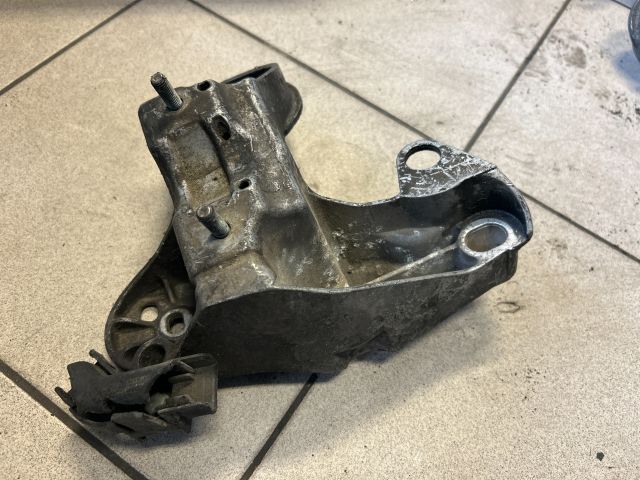 bontott AUDI A4 B6 Motor Tartó Bak (Pozíciófüggetlen)
