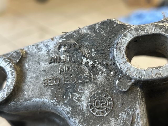 bontott AUDI A4 B6 Motor Tartó Bak (Pozíciófüggetlen)