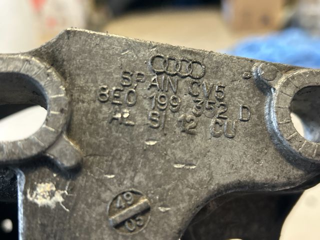 bontott AUDI A4 B6 Motor Tartó Bak (Pozíciófüggetlen)