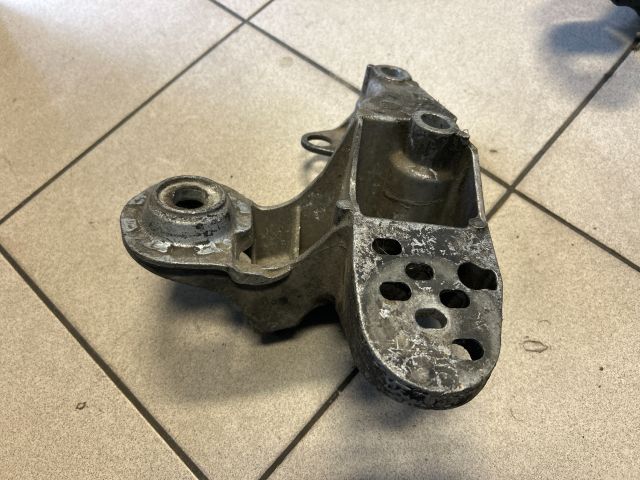 bontott AUDI A4 B6 Motor Tartó Bak (Pozíciófüggetlen)