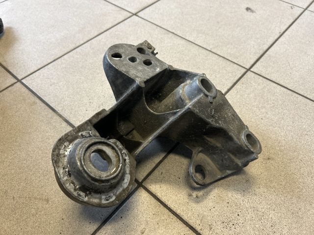 bontott AUDI A4 B6 Motor Tartó Bak (Pozíciófüggetlen)