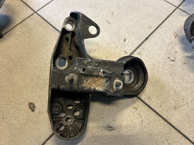 bontott AUDI A4 B6 Motor Tartó Bak (Pozíciófüggetlen)
