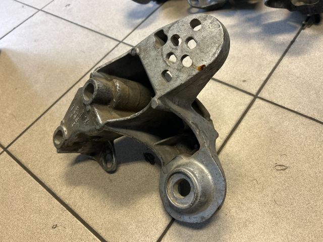 bontott AUDI A4 B6 Motor Tartó Bak (Pozíciófüggetlen)