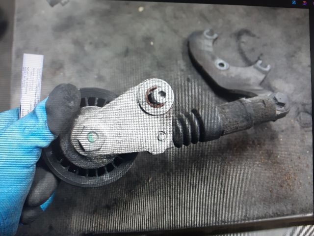 bontott AUDI A4 B6 Szíjfeszítő Görgő