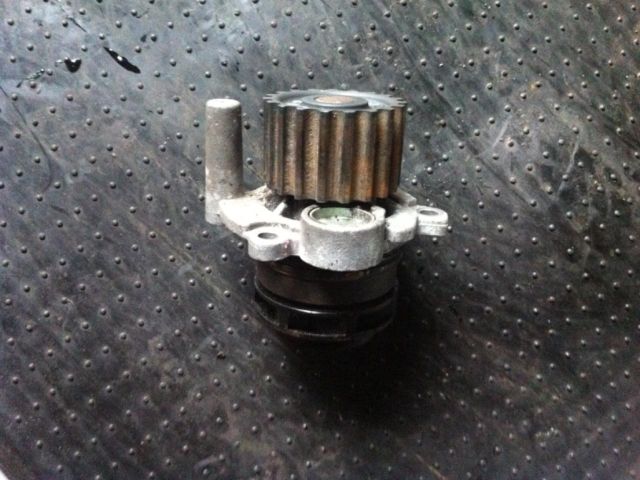 bontott AUDI A4 B6 Vízpumpa