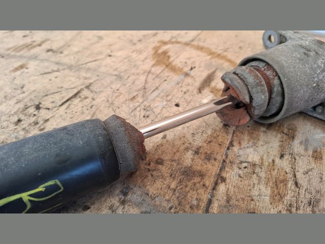 bontott AUDI A4 B6 Bal hátsó Lengéscsillapító