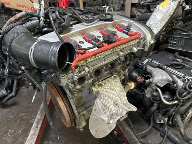 bontott AUDI A4 B6 Motor (Fűzött blokk hengerfejjel)