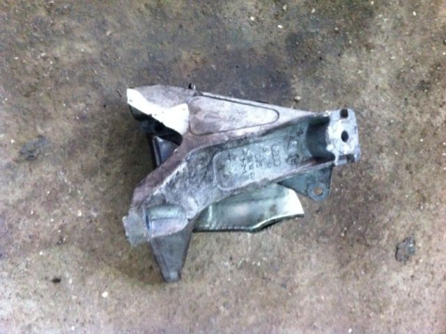 bontott AUDI A4 B6 Motor Tartó Bak Jobb