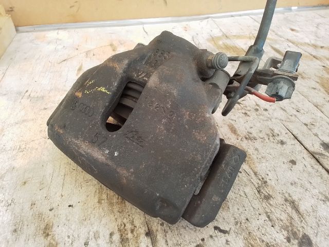 bontott AUDI A4 B6 Jobb első Féknyereg Munkahengerrel