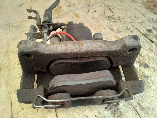 bontott AUDI A4 B6 Jobb első Féknyereg Munkahengerrel