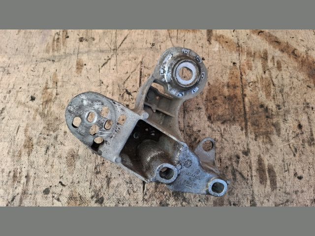 bontott AUDI A4 B6 Motor Tartó Bak Bal