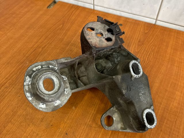 bontott AUDI A4 B6 Motor Tartó Bak (Fém)